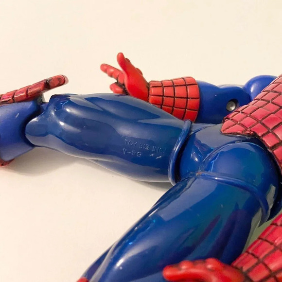 Vintage 1995 Toy Biz Spiderman 10  Inch Tall Poseable Action Figure - Picture 8 of 13